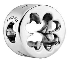 Charms Pandora 797868 z czterolistną koniczynką na szczęście i odwagę